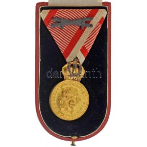 1890. Bronz Katonai Érdemérem a katonai érdemkereszt szalagján, kardokkal aranyozott bronz kitüntetés hadiszalagon...