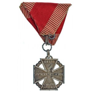 1916. Károly-csapatkereszt Zn kitüntetés mellszalagon T:VF patina 1916. Charles Troop Cross...