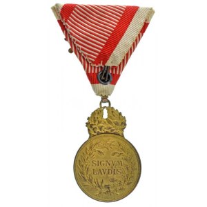 1917. Károly Bronz Katonai Érdemérem a katonai érdemkereszt szalagján aranyozott bronz kitüntetés...