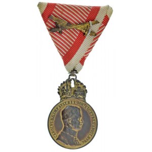 1917. Károly Bronz Katonai Érdemérem a katonai érdemkereszt szalagján aranyozott bronz kitüntetés, BRONZE...