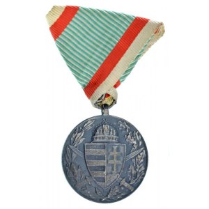 1929. Magyar Háborús Emlékérem kardokkal, sisakkal ezüstözött bronz kitüntetés eredeti mellszalagon T...