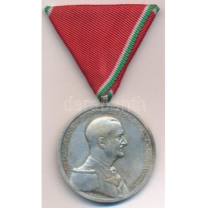 1939-1945. Magyar Nagy Ezüst Vitézségi Érem ezüstözött bronz kitüntetés, peremen BRONZ fémjel, eredeti mellszalagon...
