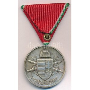 1939-1945. Magyar Nagy Ezüst Vitézségi Érem ezüstözött bronz kitüntetés, peremen BRONZ fémjel, eredeti mellszalagon...