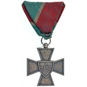 1940. Nemzetvédelmi Kereszt ezüstözött bronz kitüntetés szennyezett mellszalagon T:XF Hungary 1940. ...