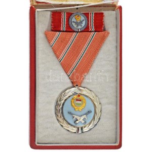 1957. Szolgálati Érdemérem zománcozott, ezüstözött bronz kitüntetés mellszalagon, szalagsávon miniatűrrel, tokban T...