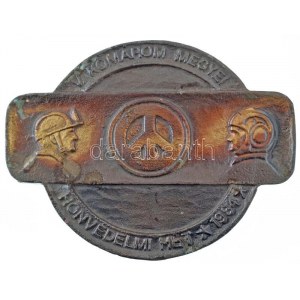 1984. V. Komárom megyei honvédelmi hét nagyméretű, egyoldalas, lakkozott öntött fém emlékplakett (121x160mm) T...