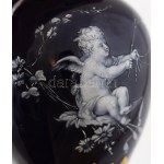 Meissen pate-sur-pate kerubalakos kisváza. Modellőr : Ernst August Leuteritz. 19. század utolsó harmada...