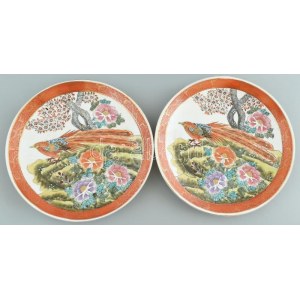 2 db kínai porcelántányér, kontúr matricás és kézzel festett, jelzett, erősen kopott, d...