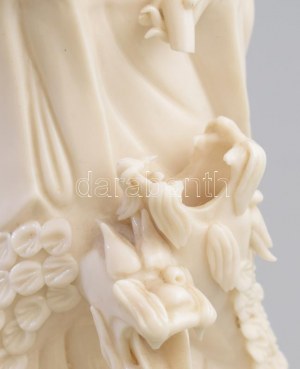 Guanyin. Kína, 20. sz., dehua porcelán, jelzés nélkül, sérüléssel, m: 34,5 cm