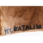 Katona Zsuzsa (1951-): Sziénai Szent Katalin. 2001, faragott fa. Jelzett, m: 39,5 cm /// Munkácsy...