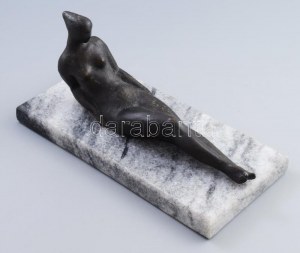 Kósa-Huba Ferenc (1910-1983): Fekvő női akt. Bronz, jelzés nélkül, márvány talapzattal, melytől elvált, szobor 26x13 cm...