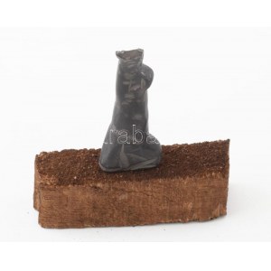 Nagy Sándor (1923-2017): Idol. Faragott kő, fa talapzaton, jelzés nélkül, teljes m: 12,5 cm