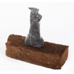 Nagy Sándor (1923-2017): Idol. Faragott kő, fa talapzaton, jelzés nélkül, teljes m: 12,5 cm