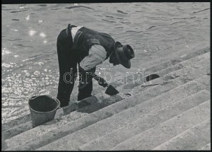 cca 1931 Kinszki Imre (1901-1945) budapesti fotóművész pecséttel jelzett vintage alkotása (lépcső javító), 11,6x16...