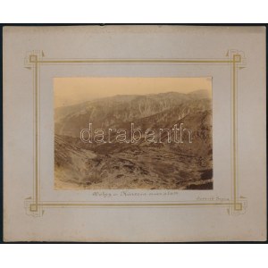 1890 Völgy a Kürzsia csúcs alatt, Déli-Kárpátok (Erdély), kartonra kasírozott fotó, Csernó Géza felvétele, foltos...