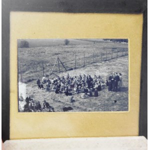 cca 1930-1940 Szendrő István (1908-2000): Kirándulók csoportképe, színes diapozitív, 4×2...