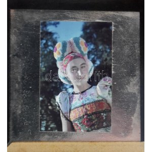 cca 1930-1940 Szendrő István (1908-2000): Lány népviseletben, színes diapozitív, 4×2,5 cm