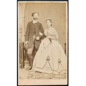 cca 1864 Elegáns fiatal pár portréja, vizitkártya Mihály József egri műterméből, érdekes verzóval...