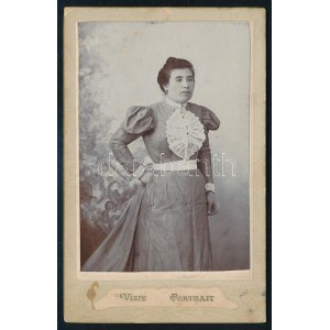 cca 1900-1910 Női portré, keményhátú fotó, jelzés nélkül, hátoldalán dekoratív szecessziós magyarok nagyasszonya ...