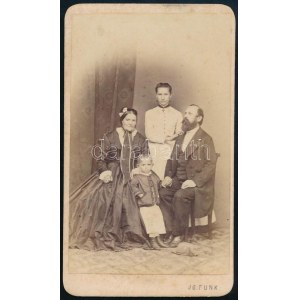 cca 1865 Családi portré, keményhátú fotó Funk Ignác nagykikindai műterméből, 10,5×6 cm
