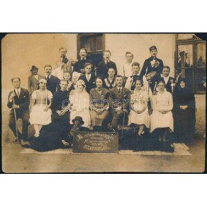 1934 A Szirmabesenyői műkedvelők Gyimesi vadvirág c. előadásának résztvevői fotó 18x12 cm
