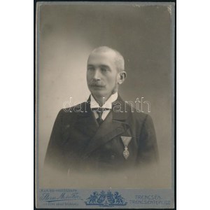 1909 A Ferenc József-rend lovagkeresztjével kitüntetett férfi portréja, kabinetfotó Stern M. és Fia (Trencsén...