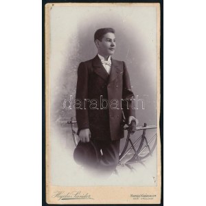 1900 Marosvásárhely, Simon Elek csizmadia 16 éves korában, keményhátú fotó Hajdú Sándor műterméből...