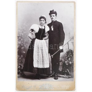 cca 1910, Férfi és nő magyaros ruhában, kabinetfotó, Kossak Lajos temesvári műterméből, 16...