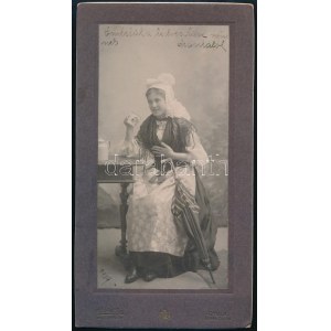 1909 Népviseletes lány, feketét iszik. kabinetfotó 13x24 cm