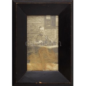 cca 1925 Katonafotó, az ábrázolt hajával, üvegezett keretben, 19x14 cm