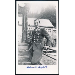 Helmut Lipfert (1916-1990) német Luftwaffe pilóta, repülő ász autográf aláírása őt ábrázoló képen (későbbi előhívás)...