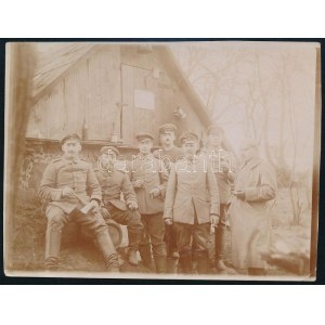 1915 Italozó és dohányzó német katonák csoportja a keleti fronton (Lengyelország), I. világháborús fotó...
