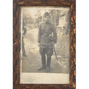 cca 1940 Tábori csendőr fotója, üvegezett keretben. 9x14 cm