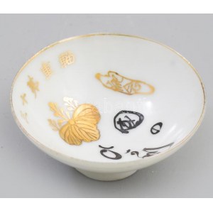 Japán porcelán katonai szakés csésze. cca 1940-1944, kalligráfiával és ritka rügyező császárfalevél díszítéssel...