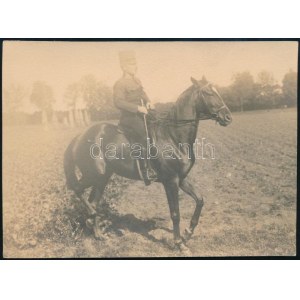 cca 1898 Fáy Kálmán (1836-1918) a 6-os huszárok ezredese lován, hátoldalon feliratozott fotó, 10×13...