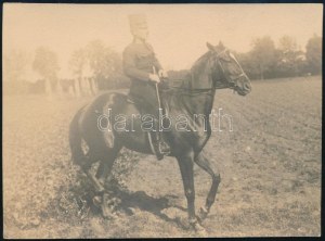 cca 1898 Fáy Kálmán (1836-1918) a 6-os huszárok ezredese lován, hátoldalon feliratozott fotó, 10×13...