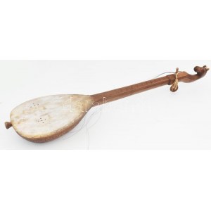 Guzla, faragott fa, hiányokkal, sérüléssel, h: 77 cm