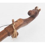 Guzla, faragott fa, hiányokkal, sérüléssel, h: 77 cm