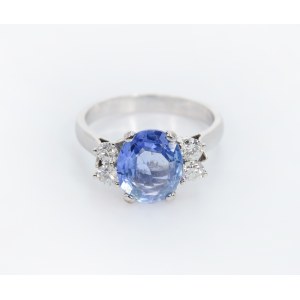 Ring with sapphire