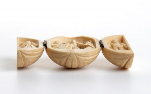 Carved ivory foldable triptych ball