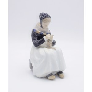 COPENHAGA - Royal Porcelain Manufactory of Copenhagen (founded 1760), Vietnamese woman with a knitting machine