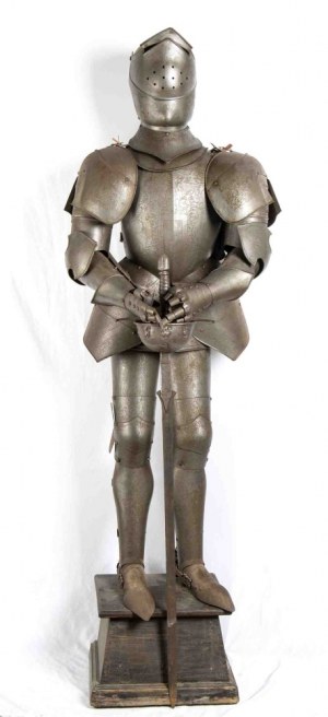 Full Renaissance style armor with floral decorations in etching