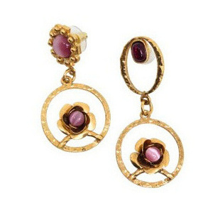 Gold-plated asymmetrical earrings with roses