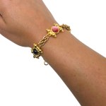 Bracciale placcato in oro con cabochon rosa e viola