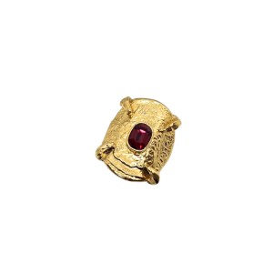 Gold-plated ring with a burgundy stone in the Roman style