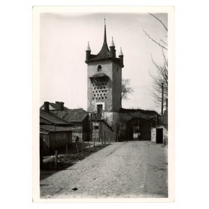 Warsaw - photo by H. Poddębski. The tower on the grounds of the Szustra estate in Mokotow (171)