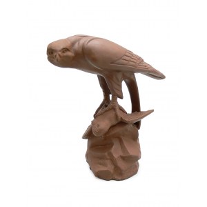 Figura sokoła z upolowanym gołębiem