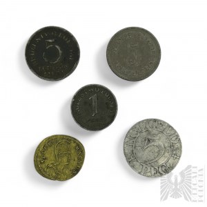 Trois pièces de monnaie 5 Fenig (1917, 1918, 1919), 1 Fenig (1918) et un jeton de jeu Alexandre le Grand, Empire allemand