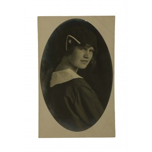 Dziewczyna w mundurku szkolnym , nakrycie głowy z orłem, 9.X.1924r.