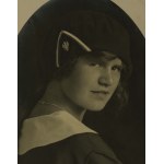Dziewczyna w mundurku szkolnym , nakrycie głowy z orłem, 9.X.1924r.